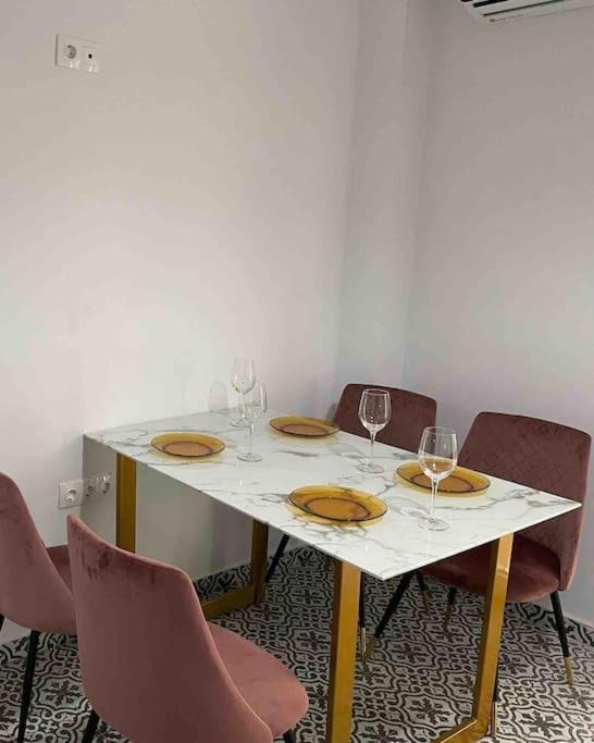 סלוניקי Family Apartment With Private Yard Next To Agios Dimitrios Church מראה חיצוני תמונה